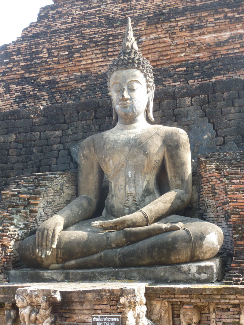 Sukhothai, Stupa with Buddha Statue