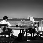 Sulla spiaggia con un bicchiere di vino