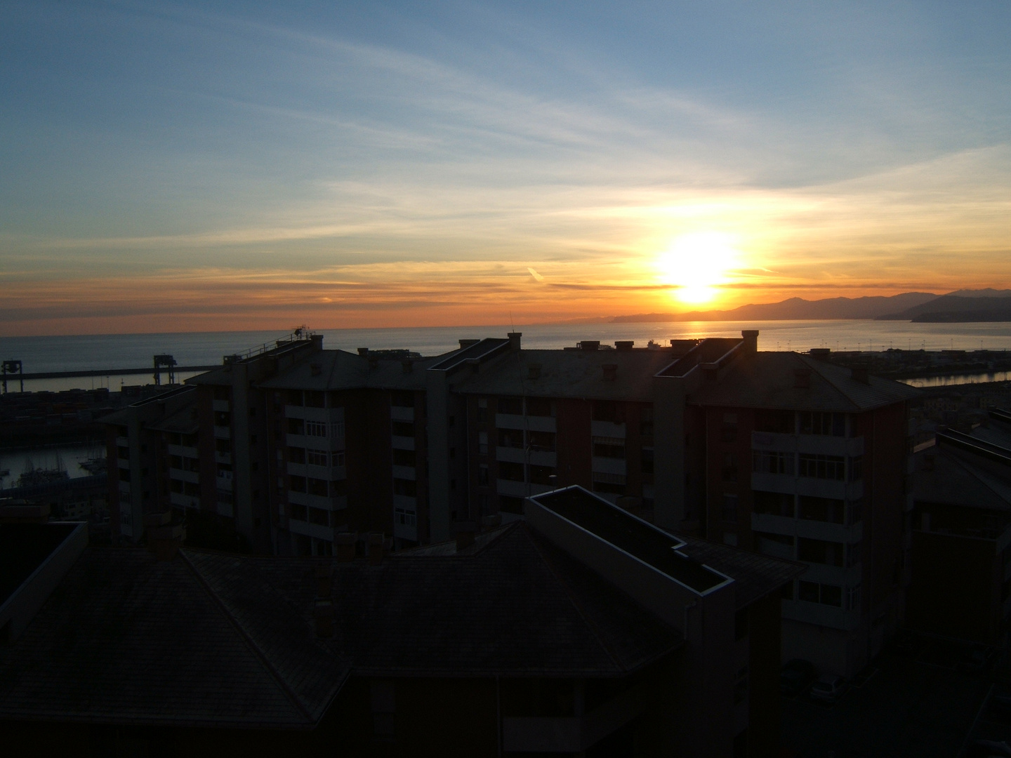 Sulla terrazza di casa a sera