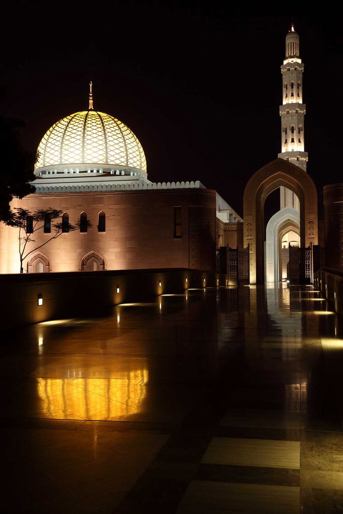 Sultan Qaboos Mosque mit Turm bei Nacht