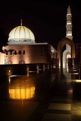 Sultan Qaboos Mosque mit Turm bei Nacht