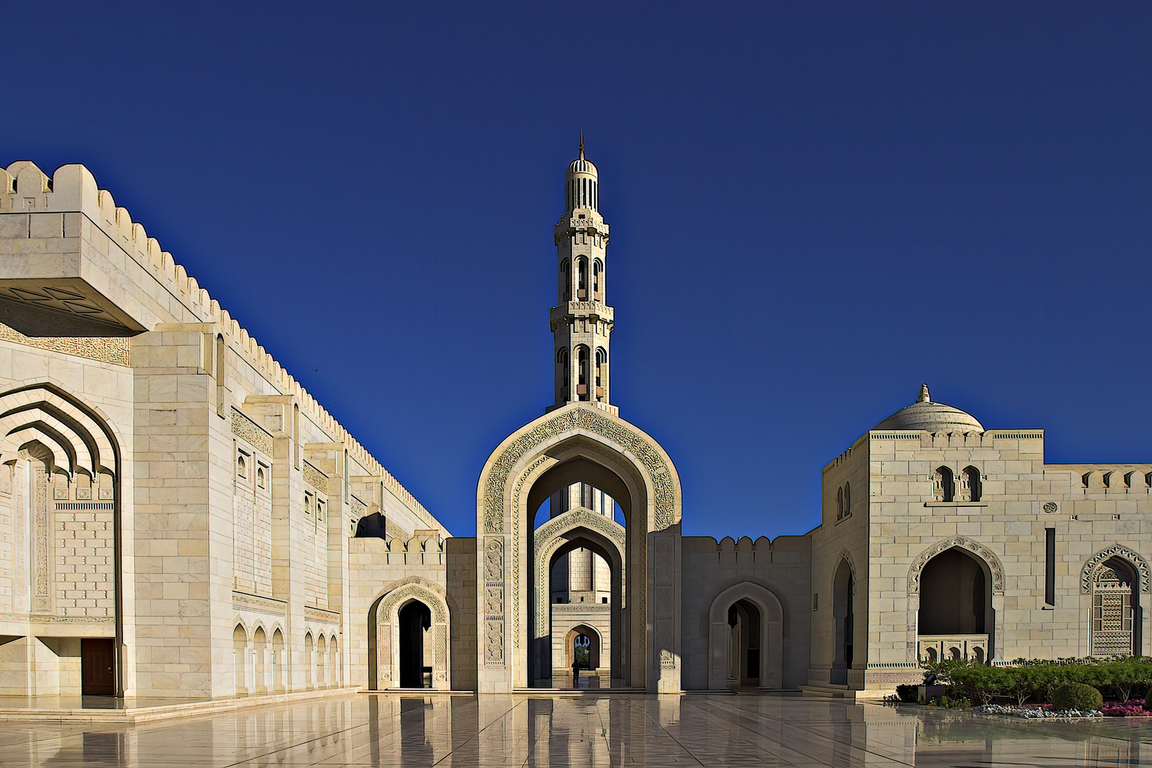 Sultan Qaboos Mosque vom Eingang her gesehen