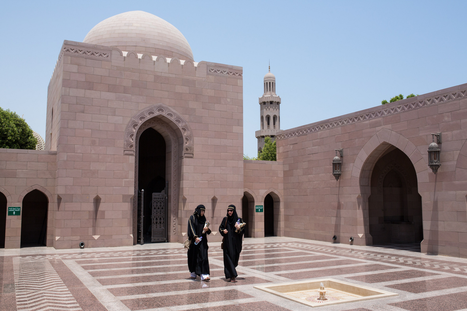 Sultan Quaboos Grand Mosque in Mascat Oman 15