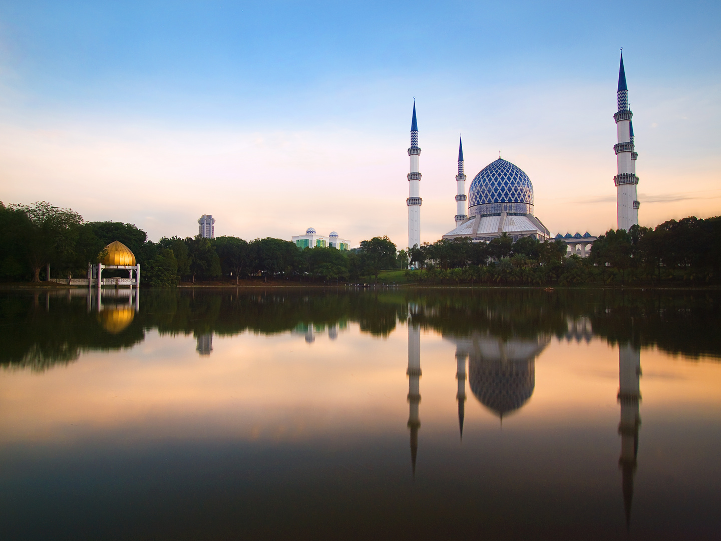 Sultan Salahuddin Abdul Aziz Mosque