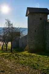 Sulzfeld am Main entlang der Dorfmauer von aussen