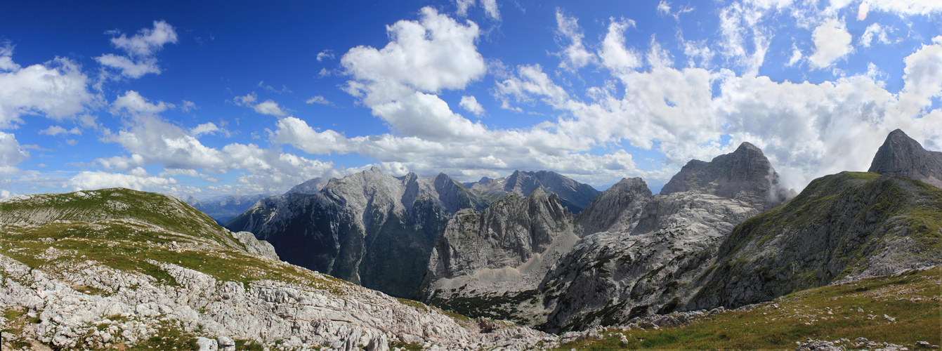 Summer views on the Wagendrischel Horn, Stadelhorn and the Berchtesgardener Alpen