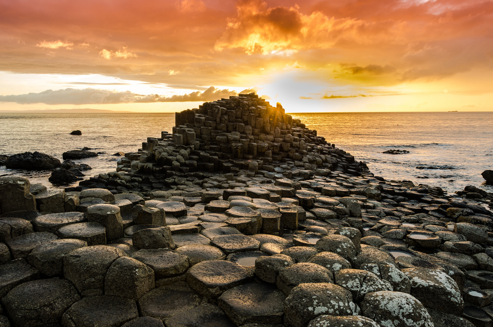 Sun dying slowly at Giant's Causeway