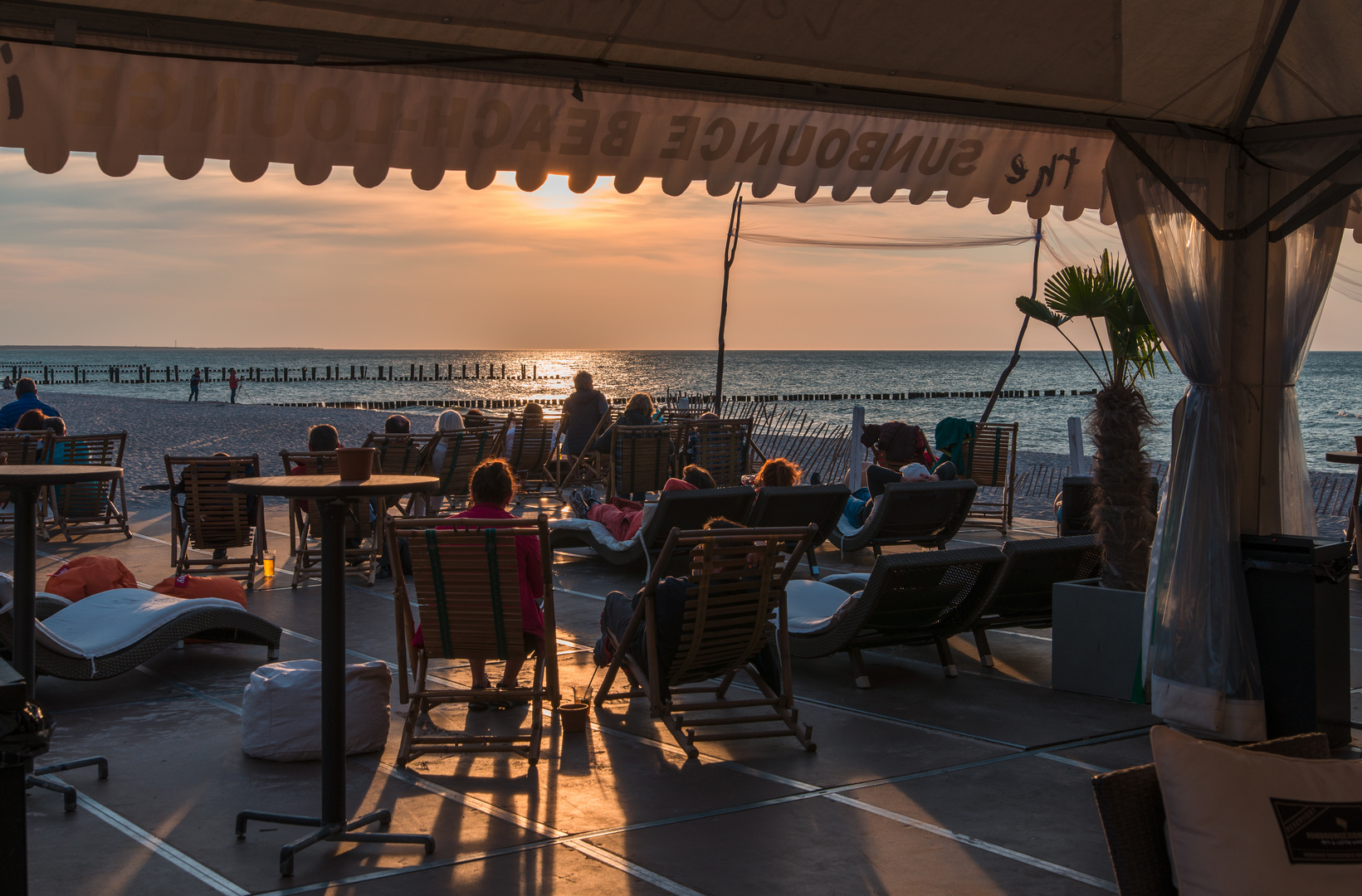 [ Sunbounce Beach Lounge, Zingst 2 ]