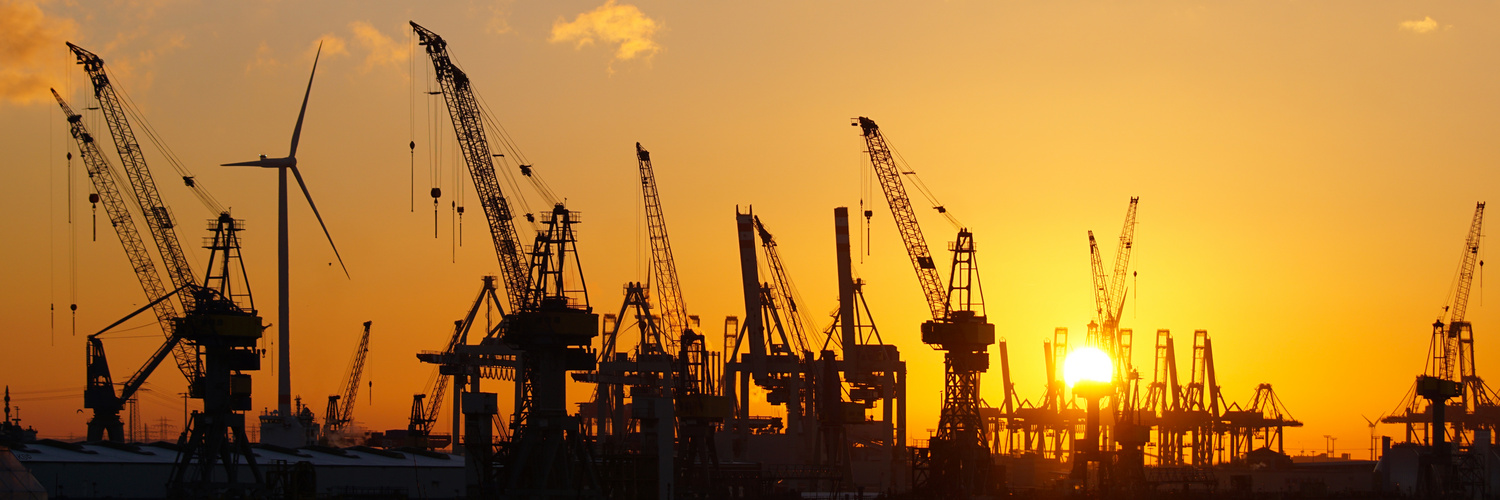 Sundown mit Hafen-Kränen und Brücken