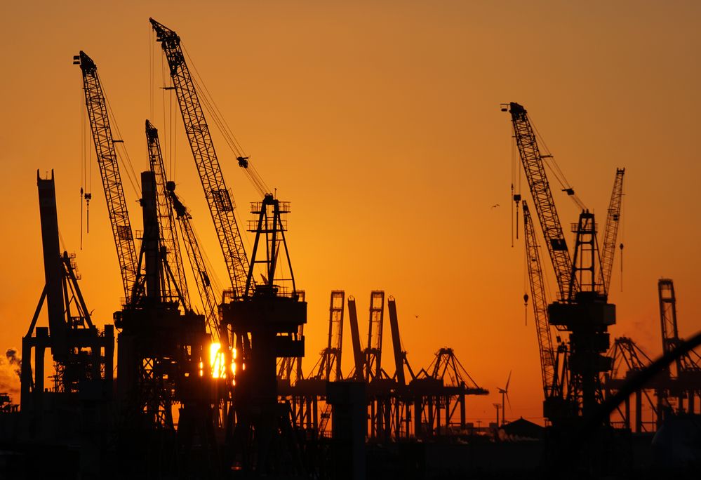 sundown mit Hafenkränen und Brücken der Containerterminals