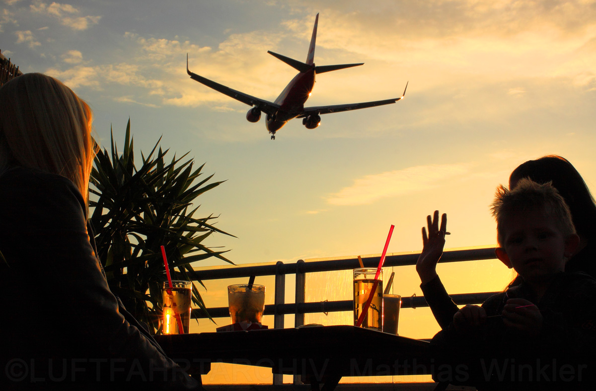 Sundowner-Cocktail im Clou-Biergarten am Flughafen Berlin-Tegel