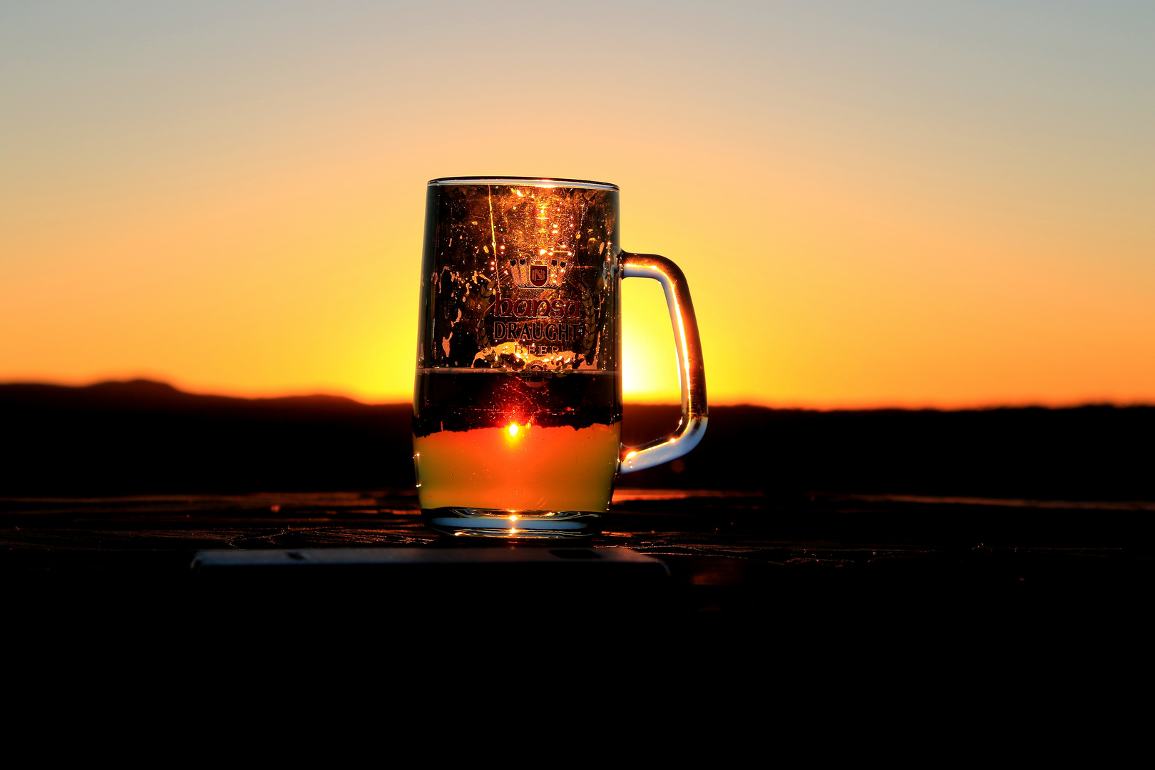 Sundowner mit Bier in Afrika