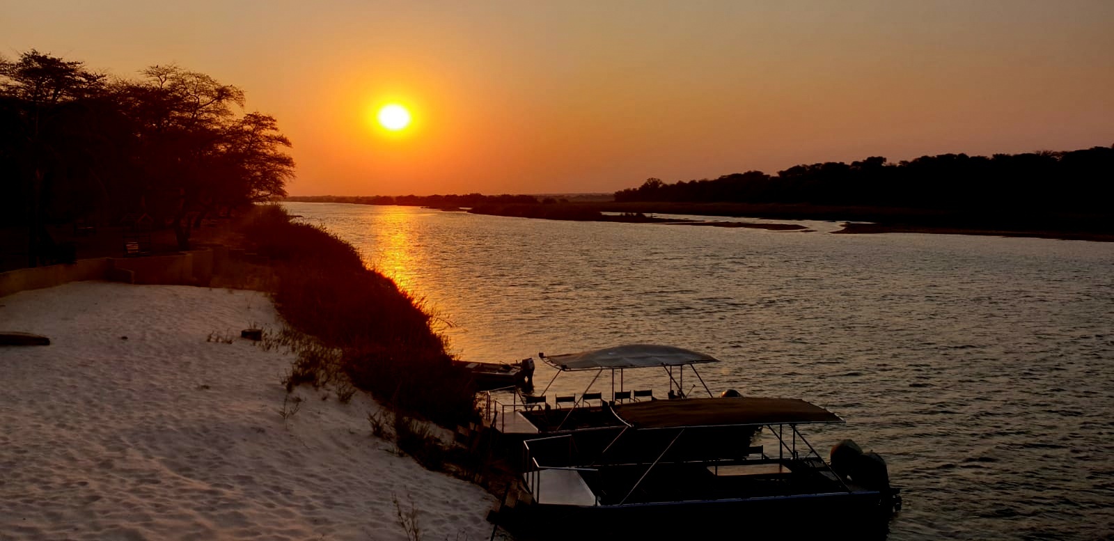 Sundowner über dem Okavango River....