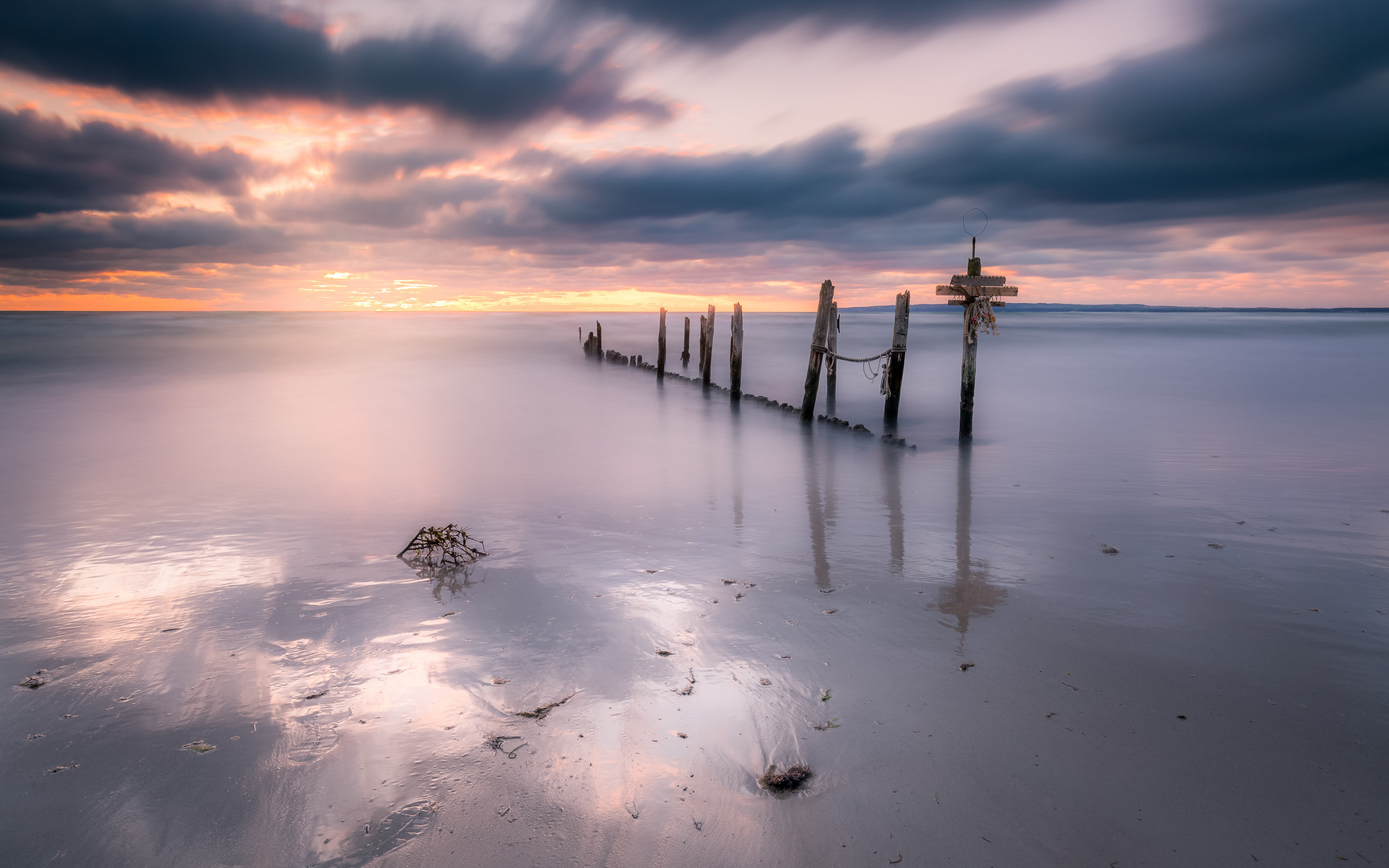 Sunkissed Groins | Einsame Buhnen am Strand