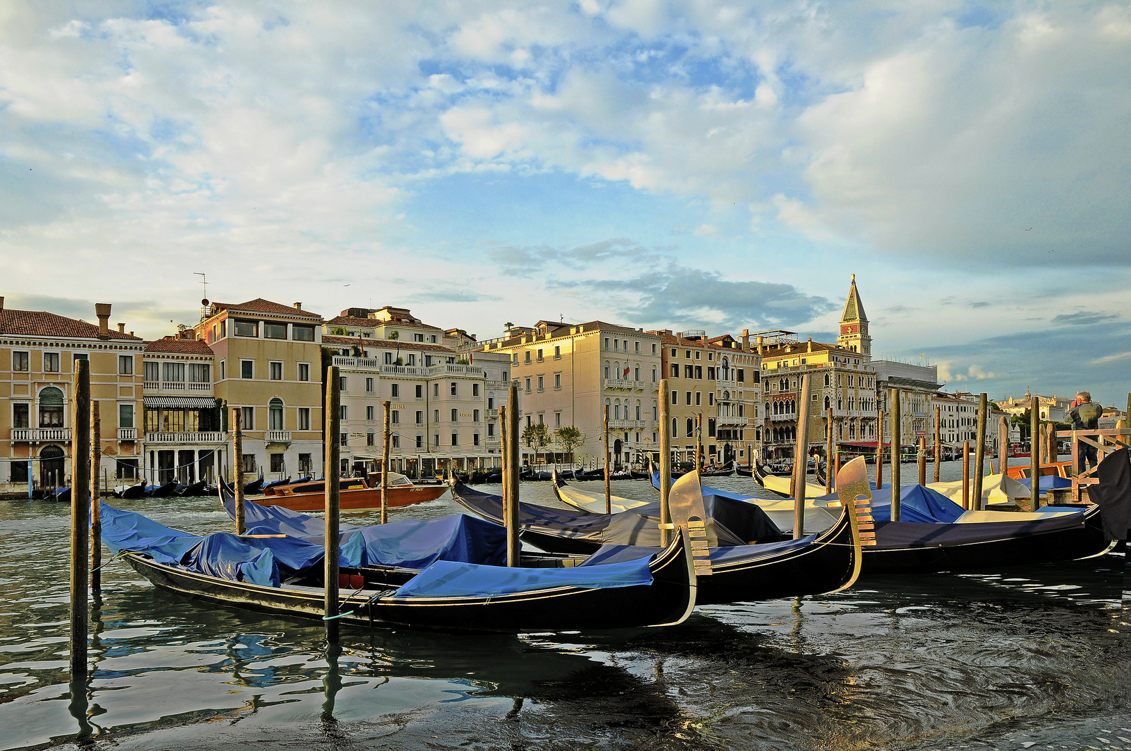 SUNNY DAY IN VENICE