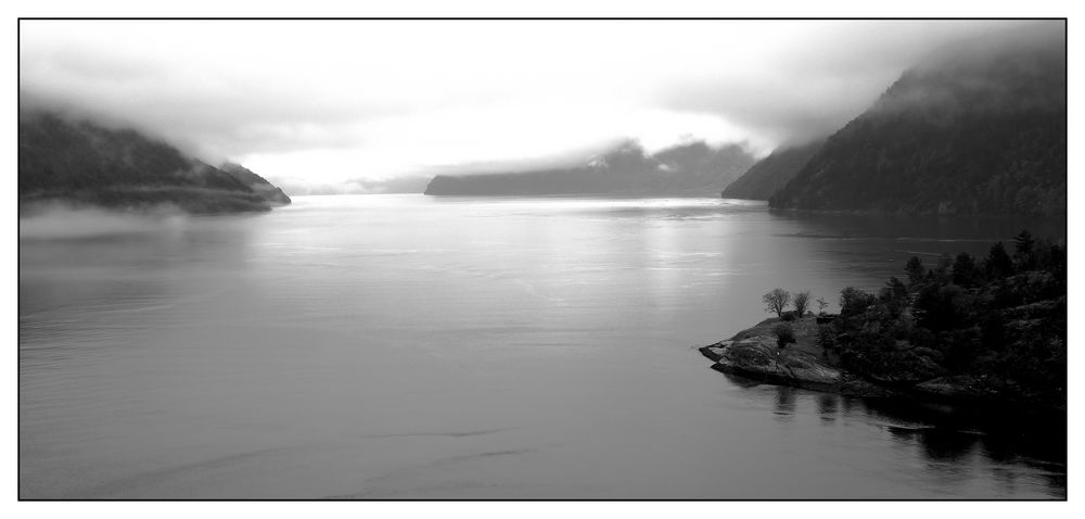 Sunnylvsfjord am Morgen