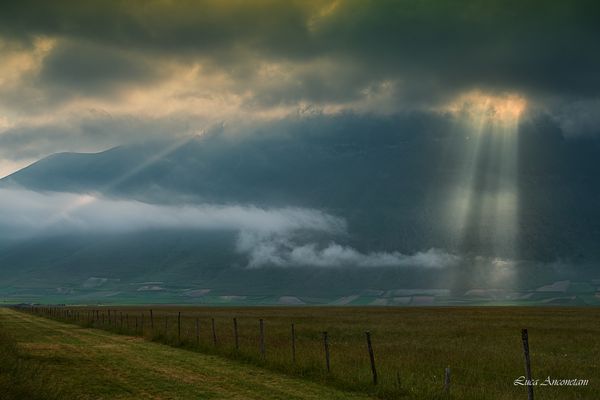 Sunrays in Castelluccio