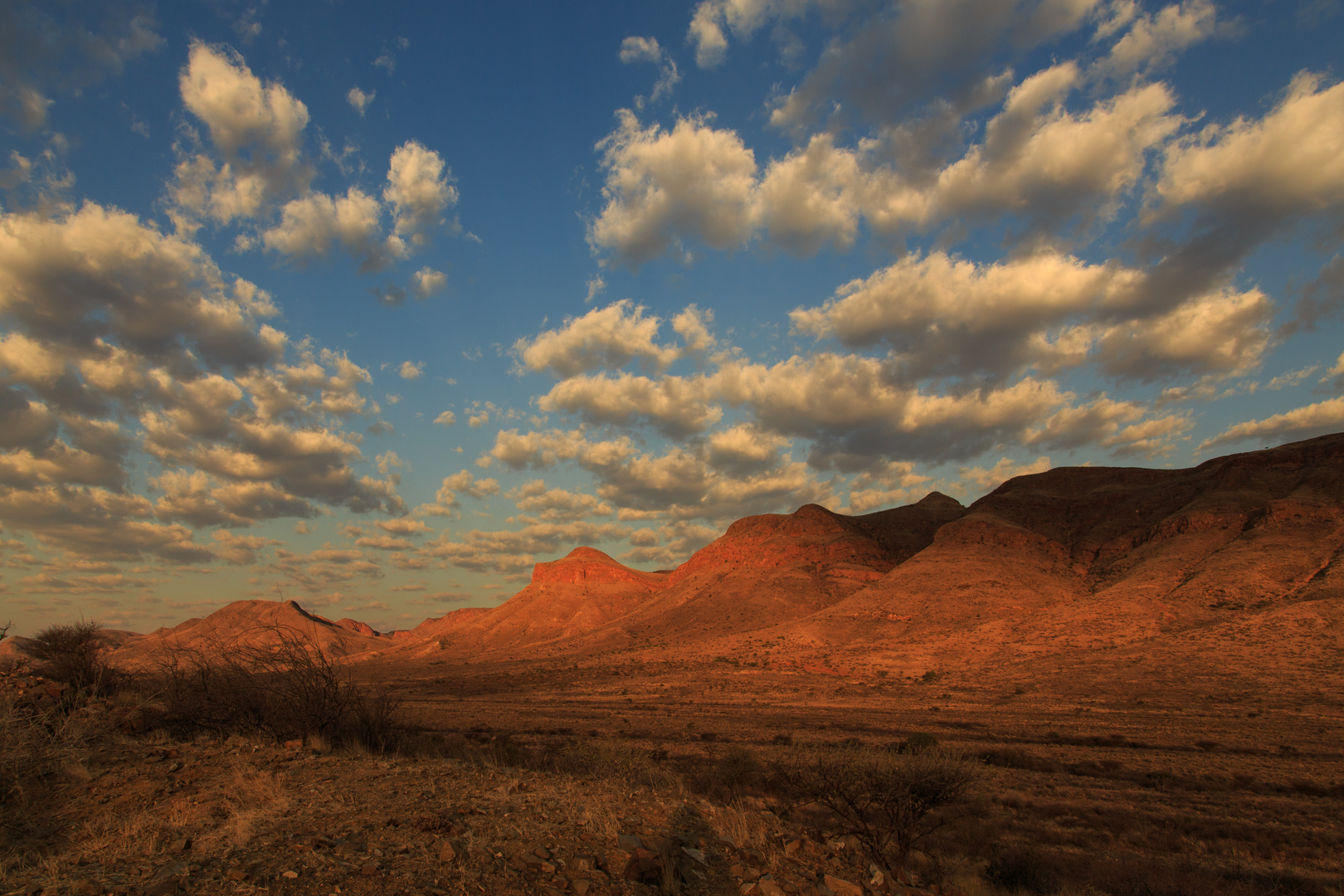 Sunrise at Naukluft Park / Sonnenaufgang im Naukluftpark in Namibia