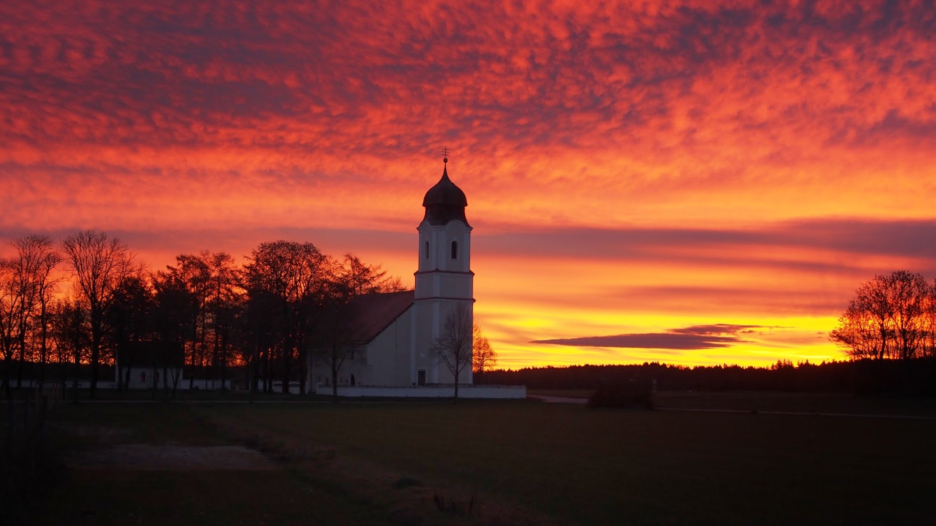 Sunrise by Föhn - Leonhardi-Kirche