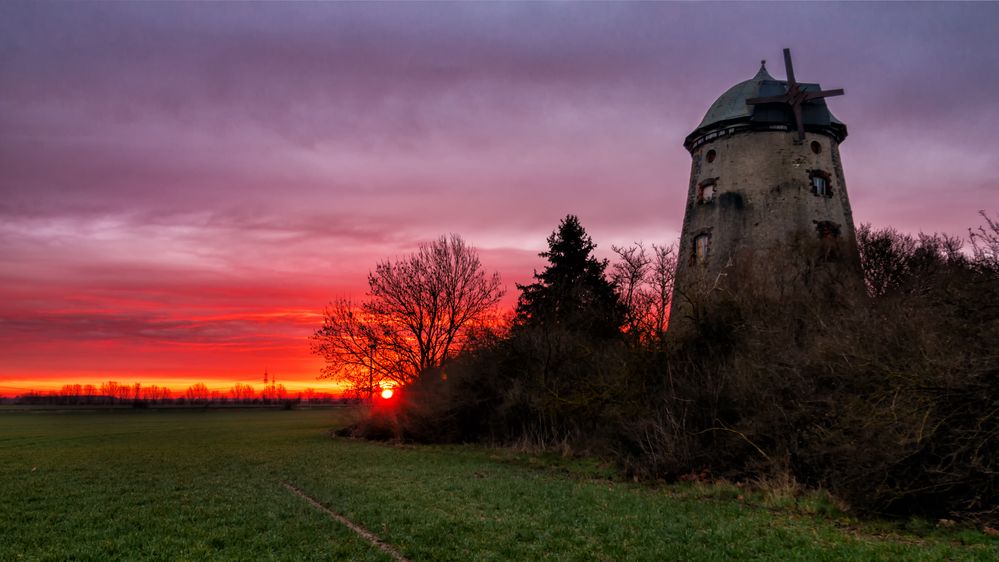 Sunrise hinter der Mühlenruine