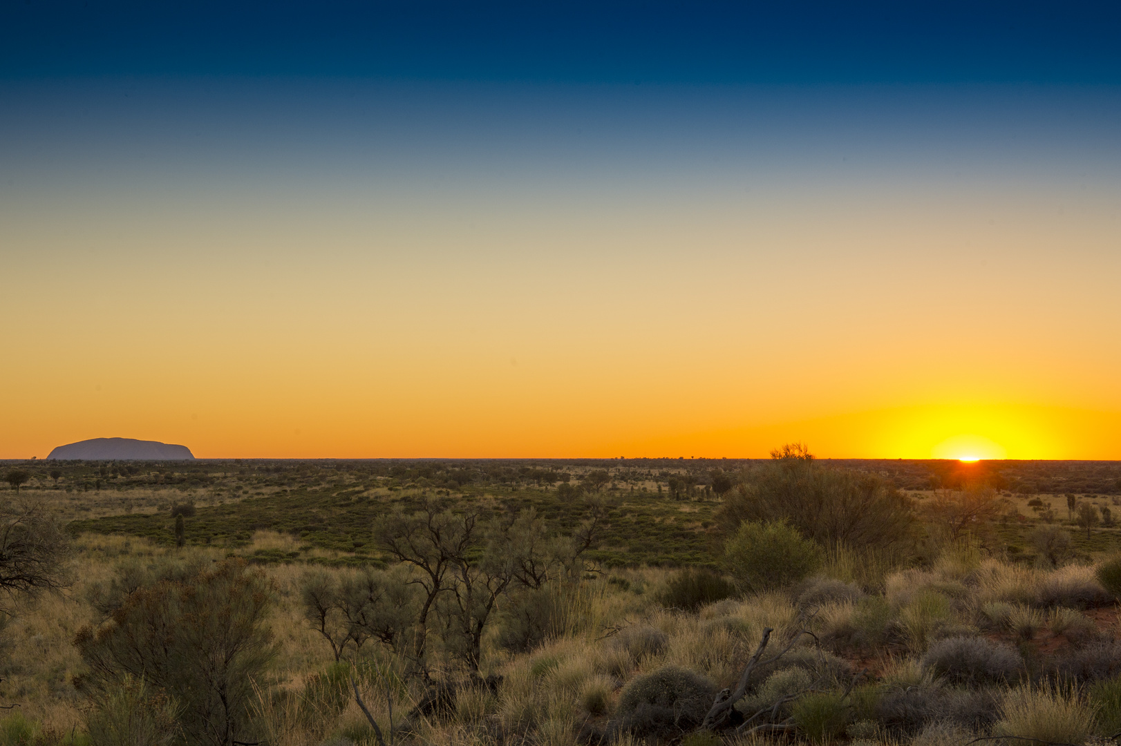 Sunrise over the desert - Uluru awakens