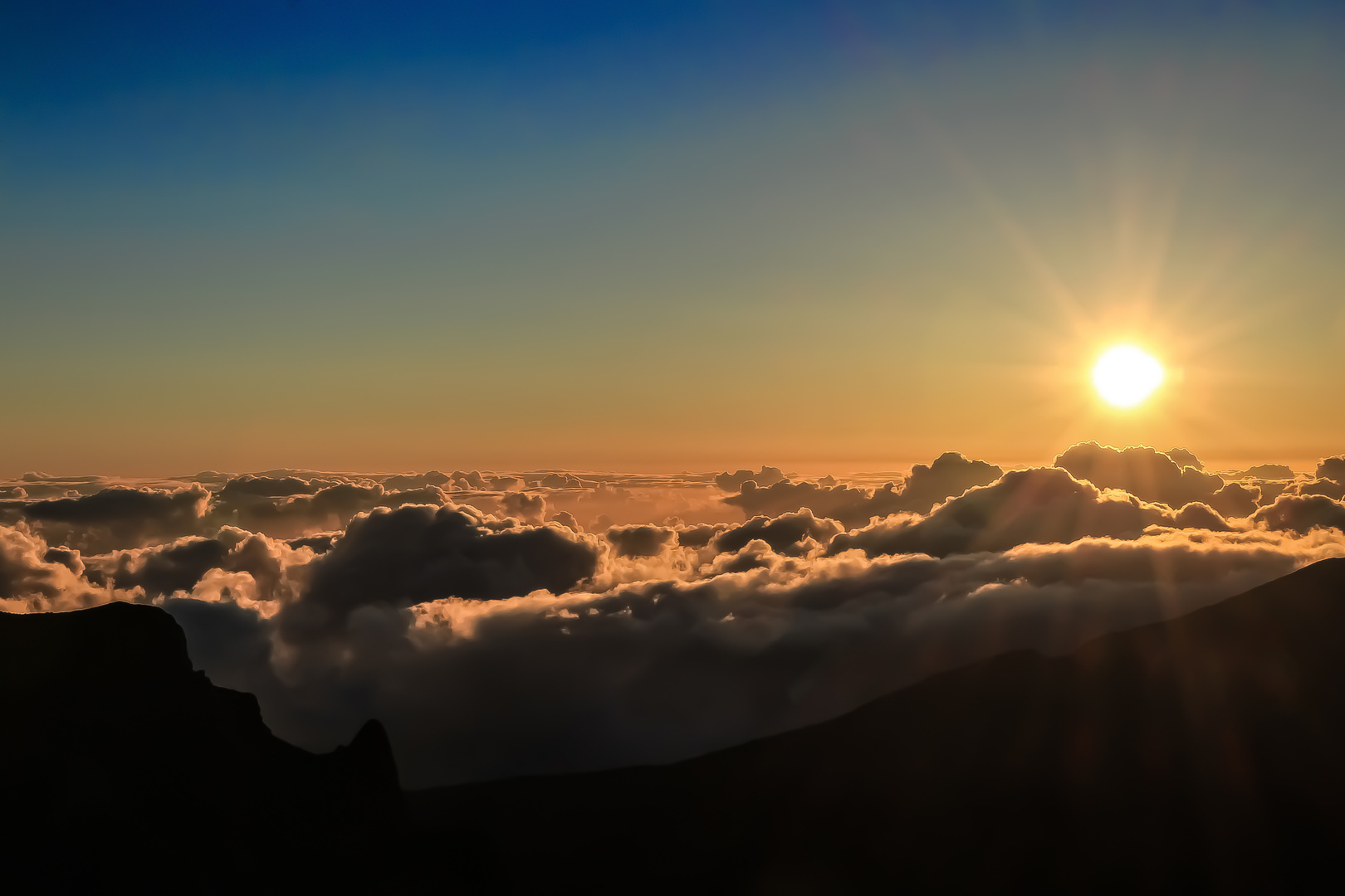 Sunrise über den Wolken