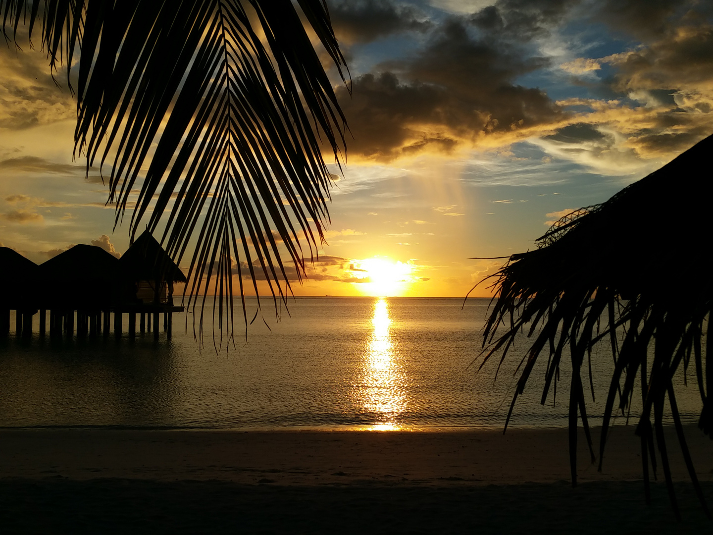 Sunset at Dhigufinolhu Island (South Male Atoll)