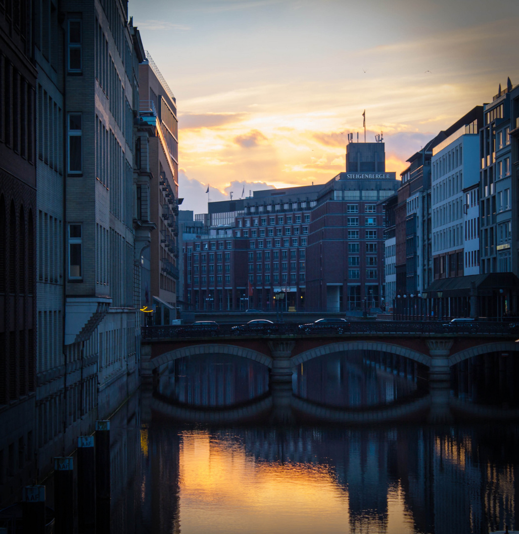 sunset at jungfernstieg.