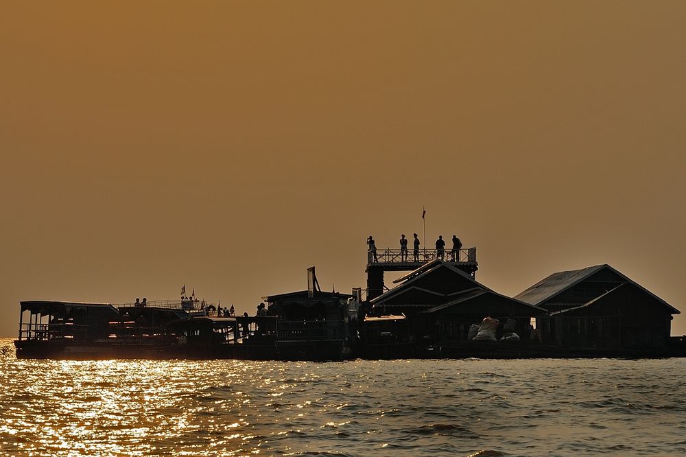 Sunset atmosphere on Tonle Sap