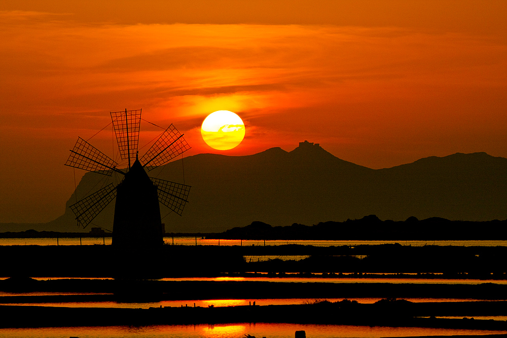 Sunset bei den Windmühlen von Marsala