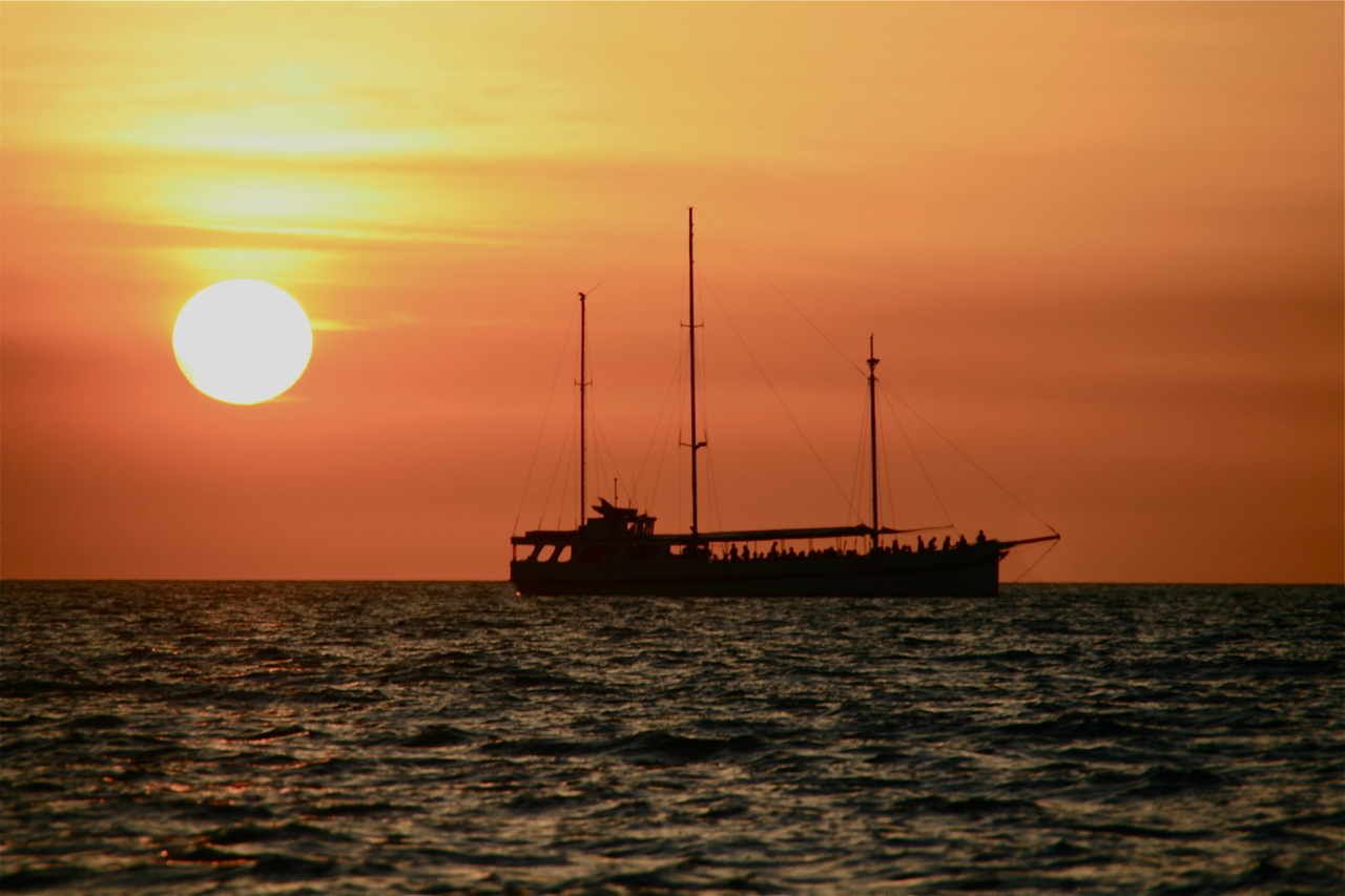 Sunset from the yacht club. Puesta de sol desde el Club Nautico