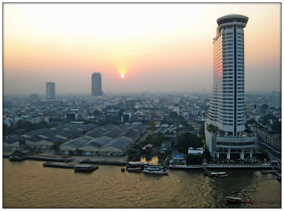 Sunset im Smog von Bangkok