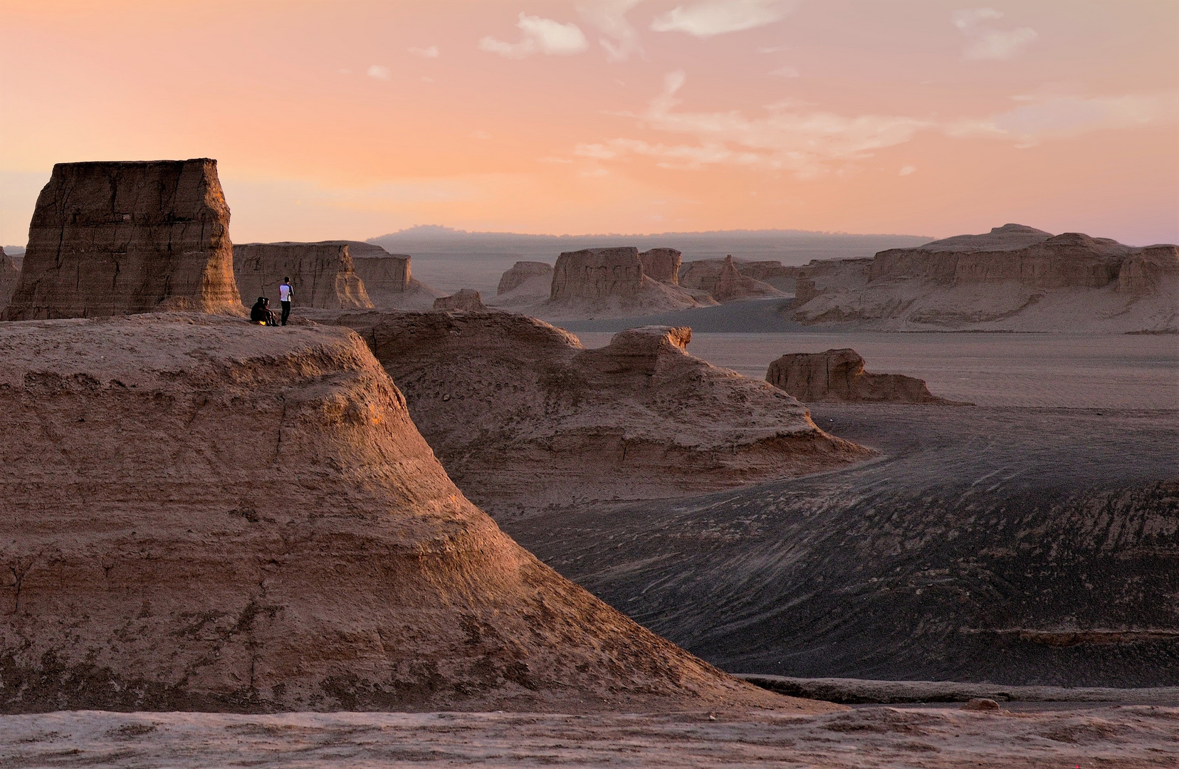 SUNSET IN LUT DESERT.