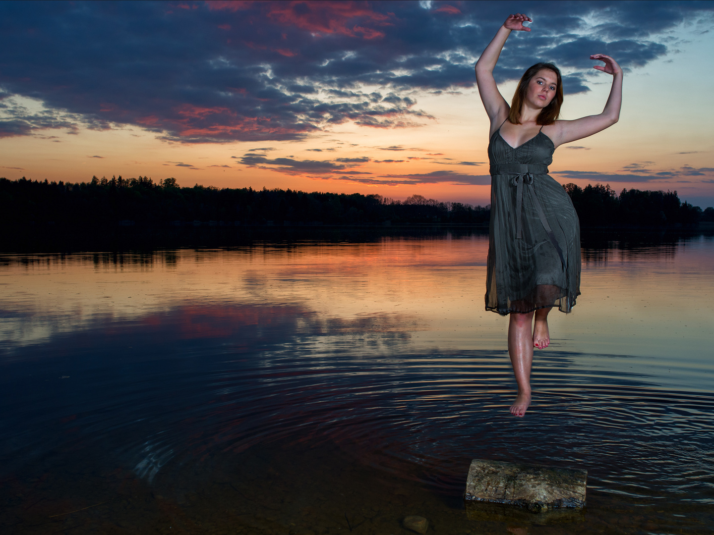 Sunset Levitation mit Manuela