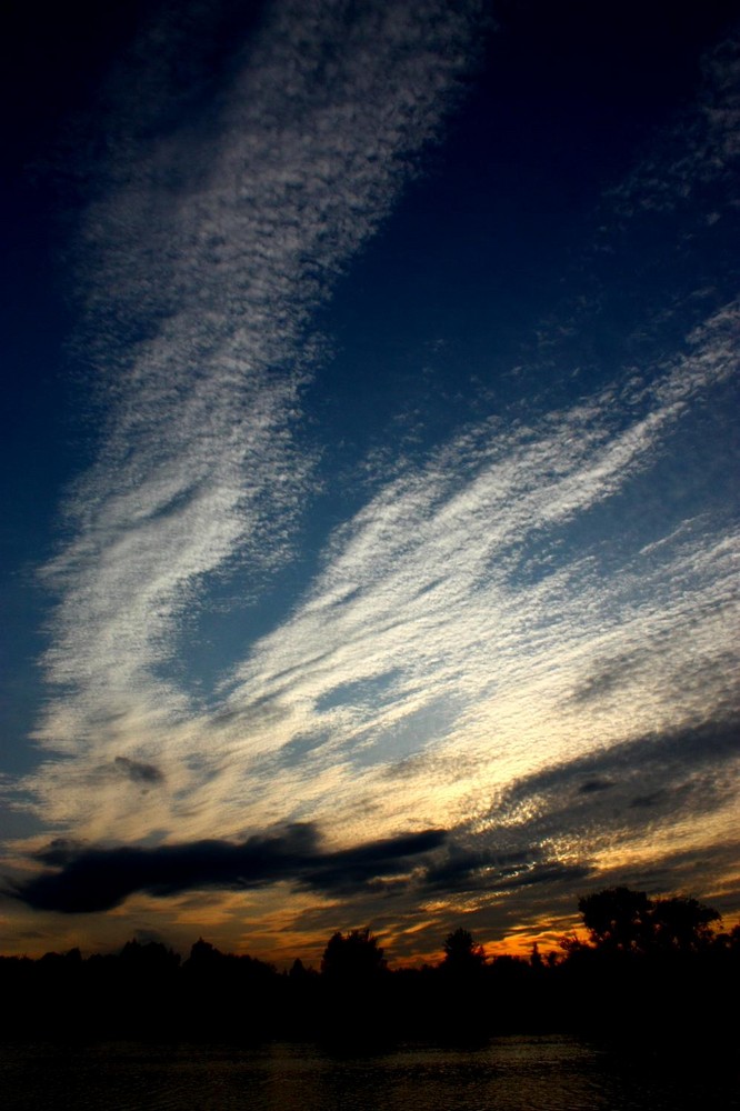 Sunset over Lake with beautiful clouds by Rhombendodekaeder 