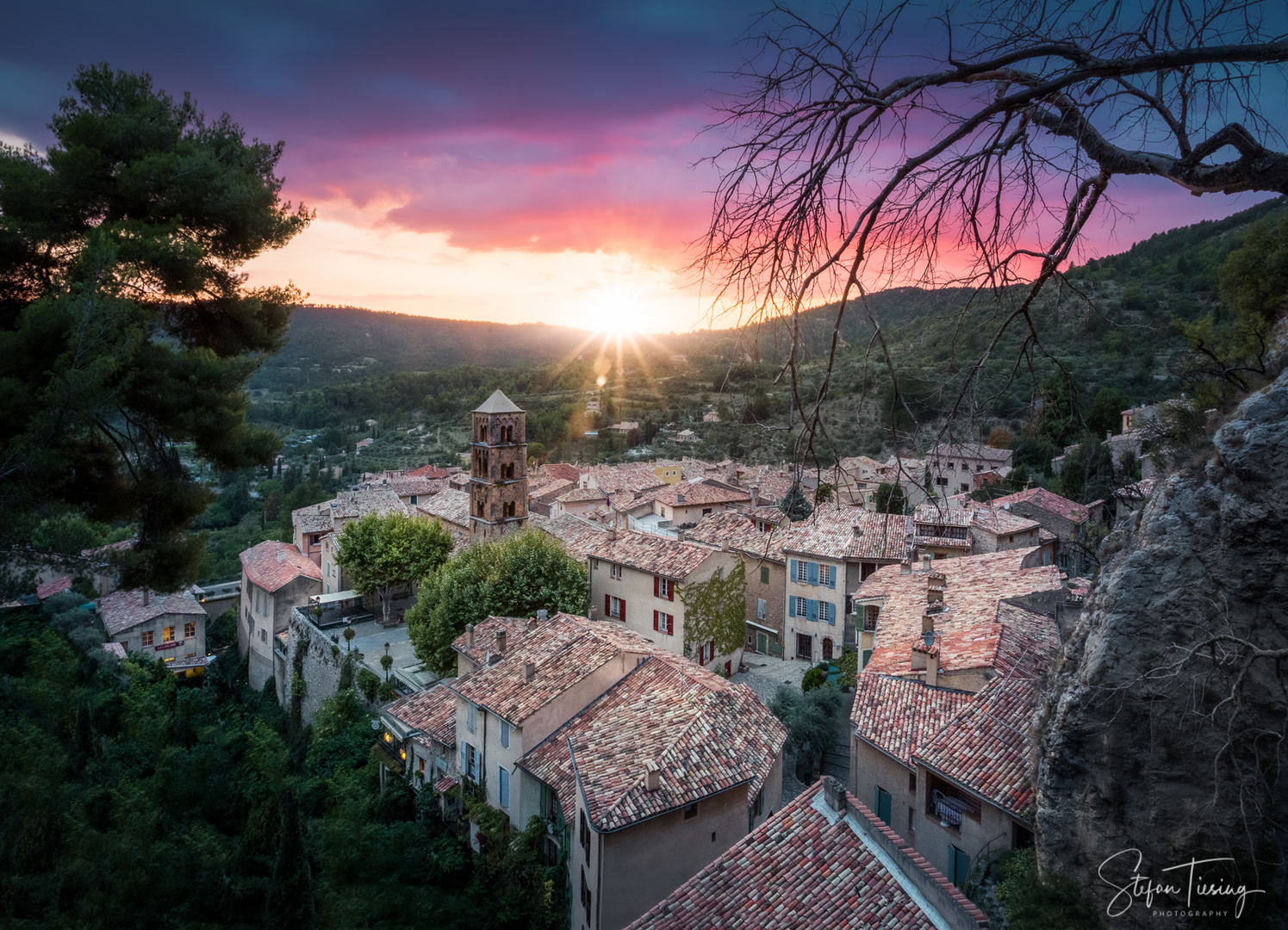 Sunset over Moustiers-Sainte-Marie (V2)