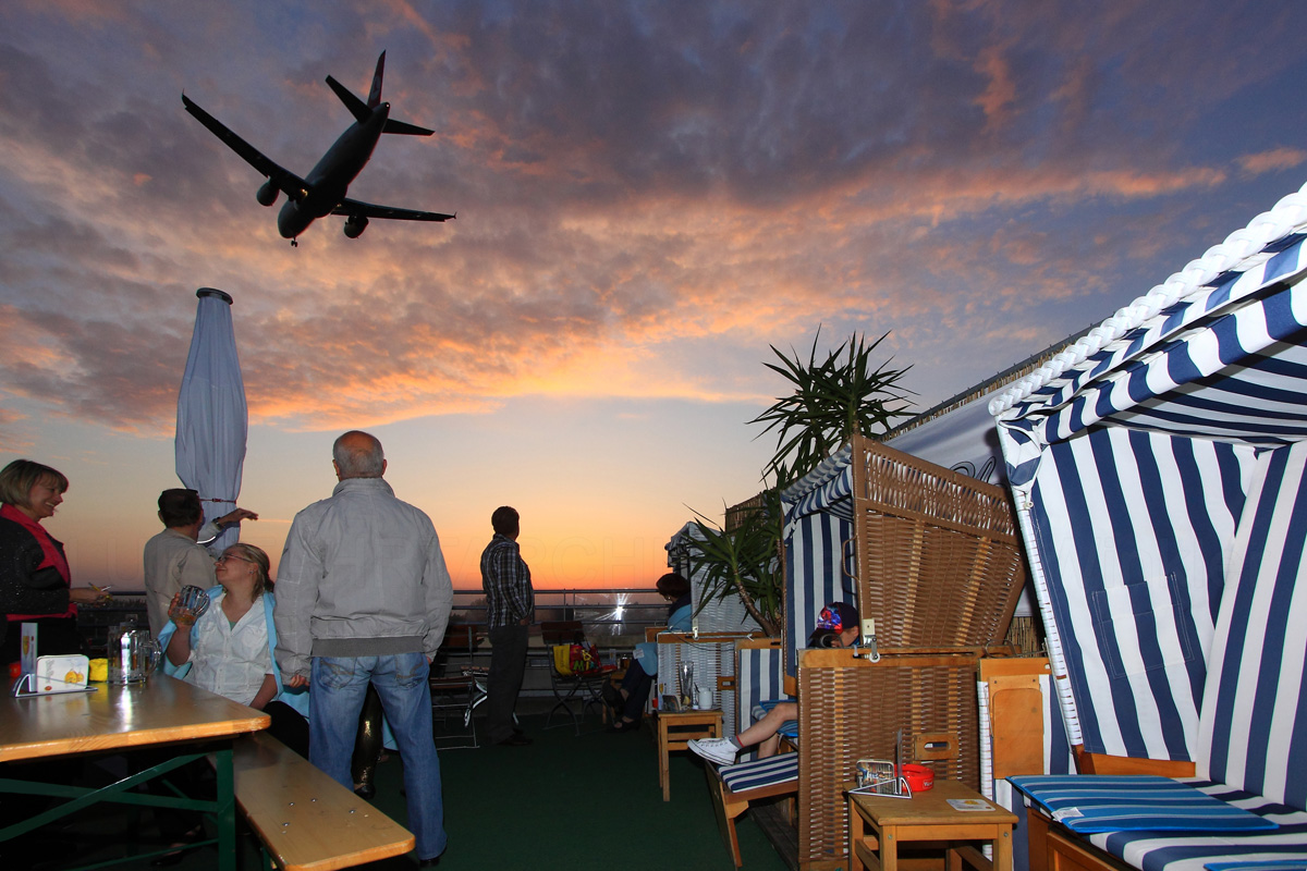 Sunset-Party im Clou-Corner-Biergarten mit Flieger überm Kutschi