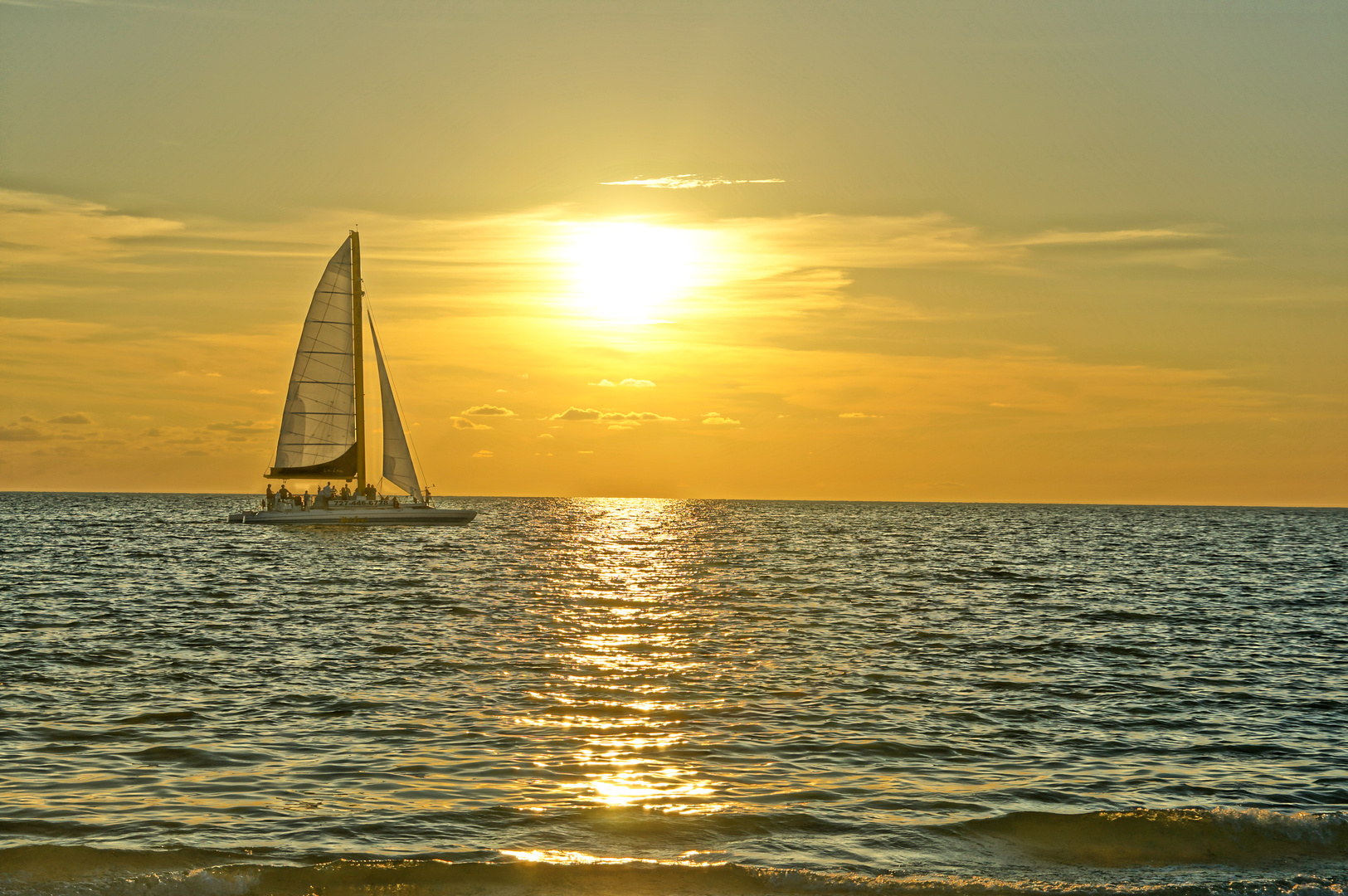 Sunset Sail - Mit dem Katamaran in den Sonnenuntergang