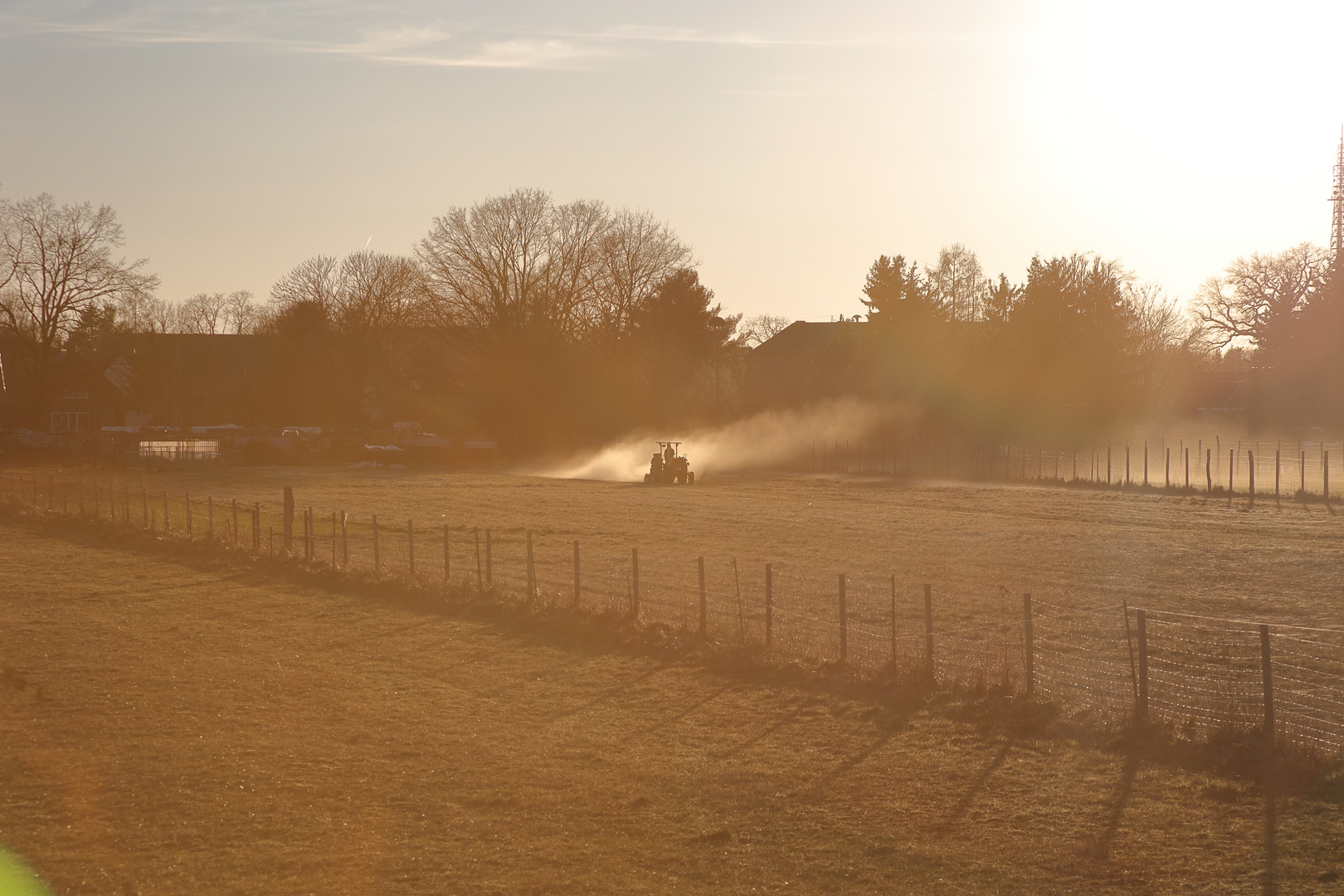 Sunset + Traktor + Staub + Lens Flare