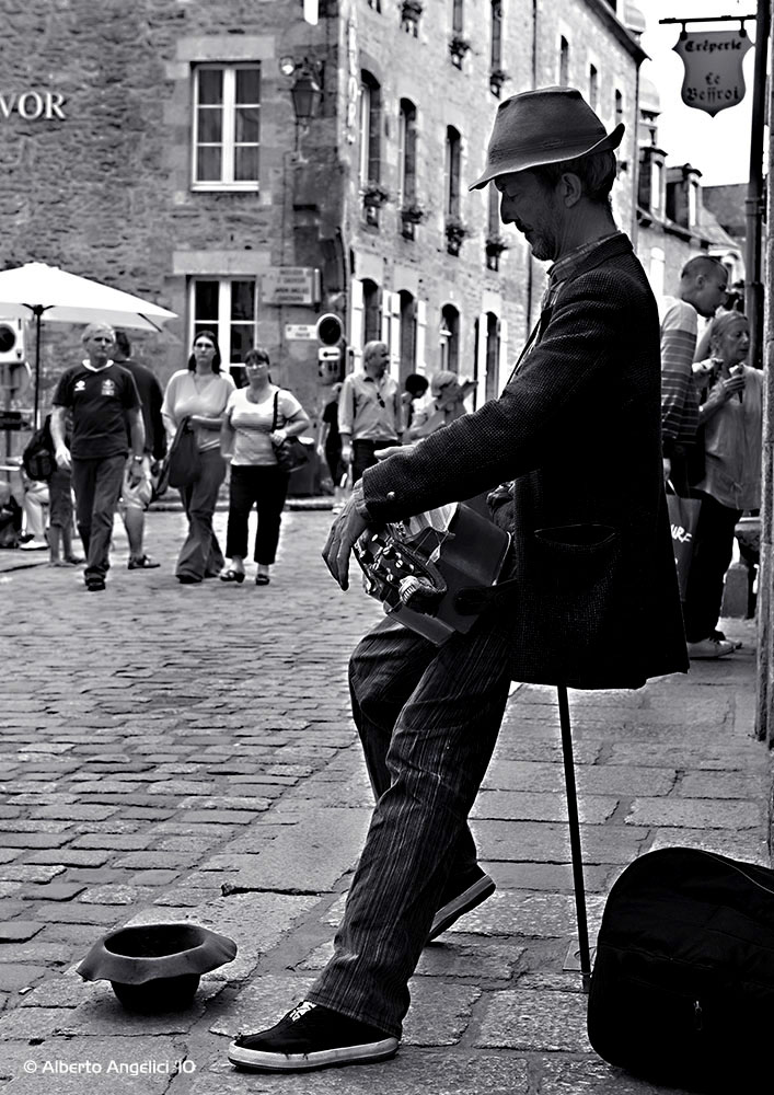 SUONATORE DI GIRONDA /  HURDY GURDY PLAYER