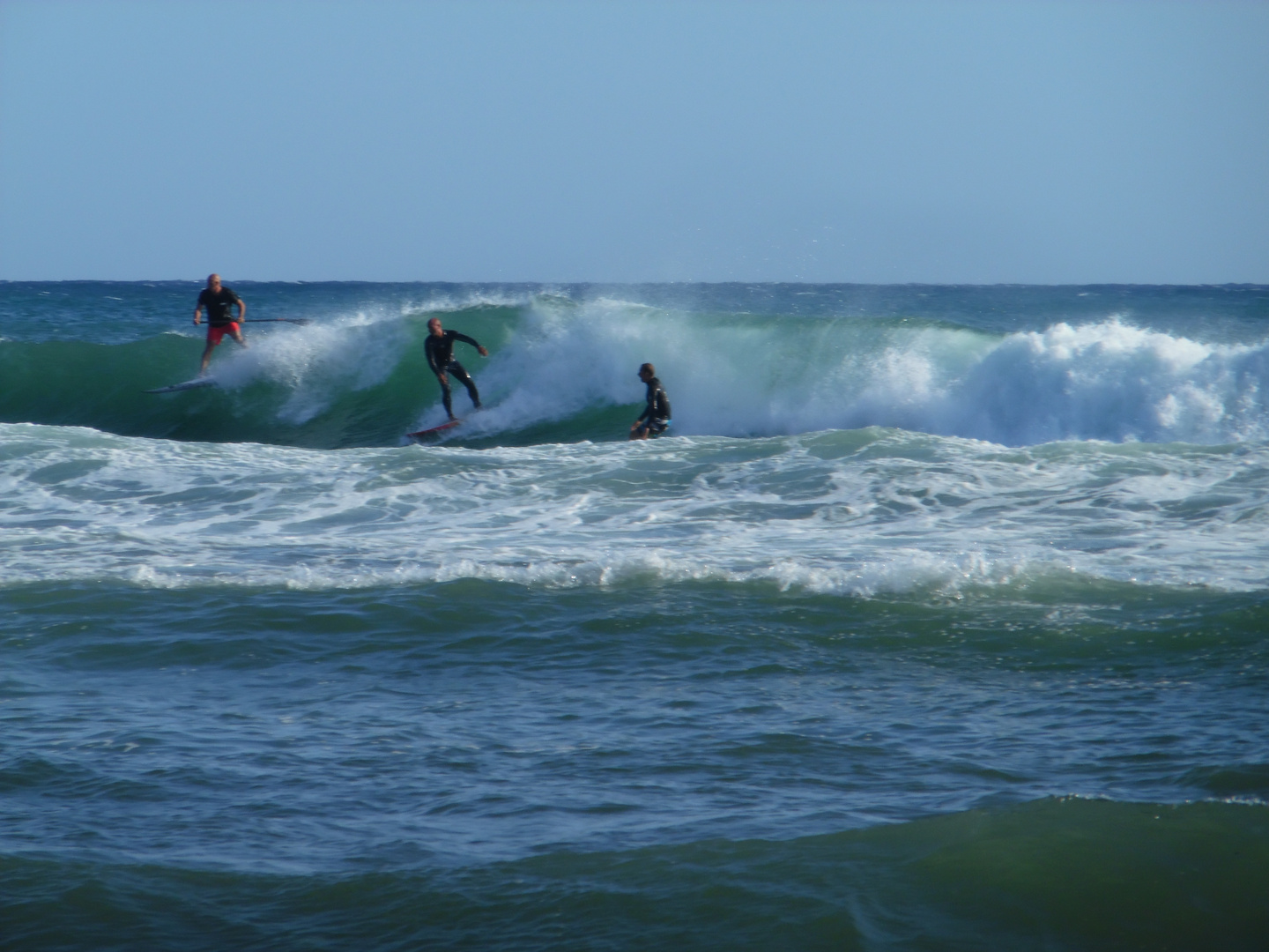 SUP und Surfer im Mittelmeer Toskana Italien