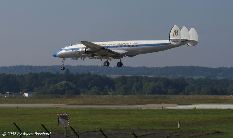 Super Constellation HB-RSC beim Landeanflug Zürich-Kloten