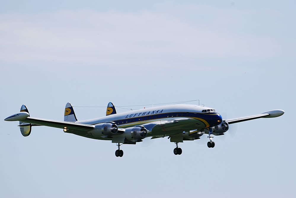 Super Constellation im Landeanflug