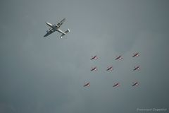 Super Constellation mit PC-7 Team (2)