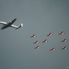 Super Constellation mit PC-7 Team (3)