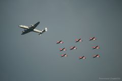 Super Constellation mit PC-7 Team (3)