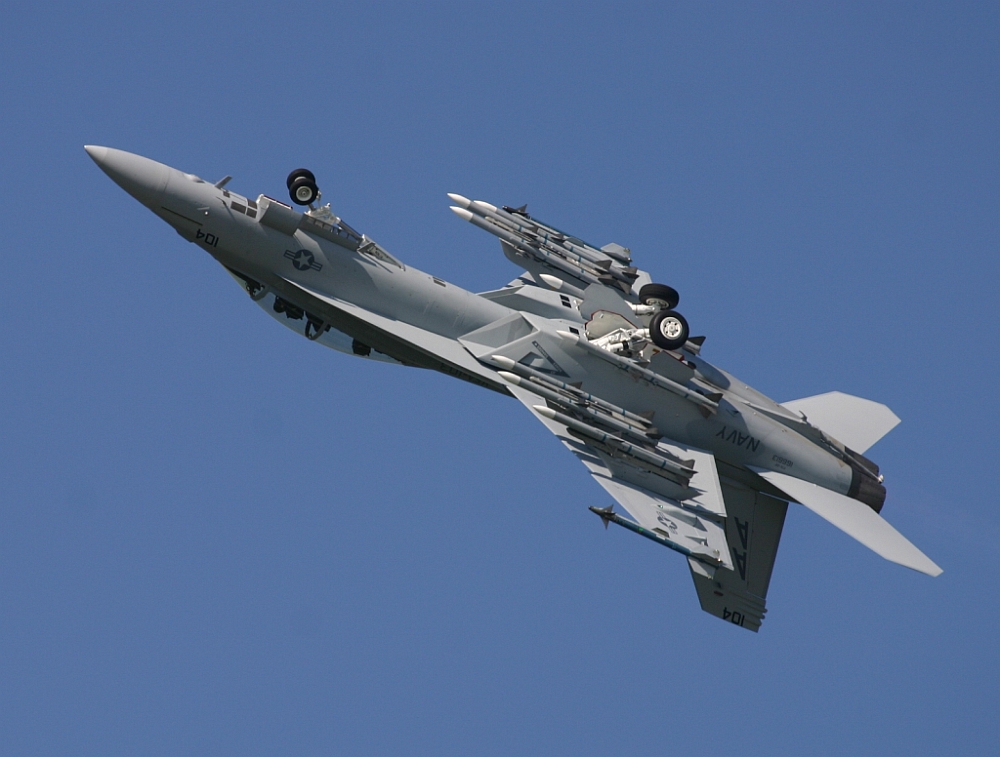 Super Hornet sonnt den Bauch