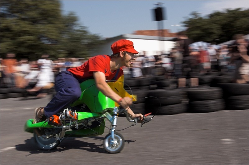 Super-Mario reitet den Akkuschrauber-Joshi