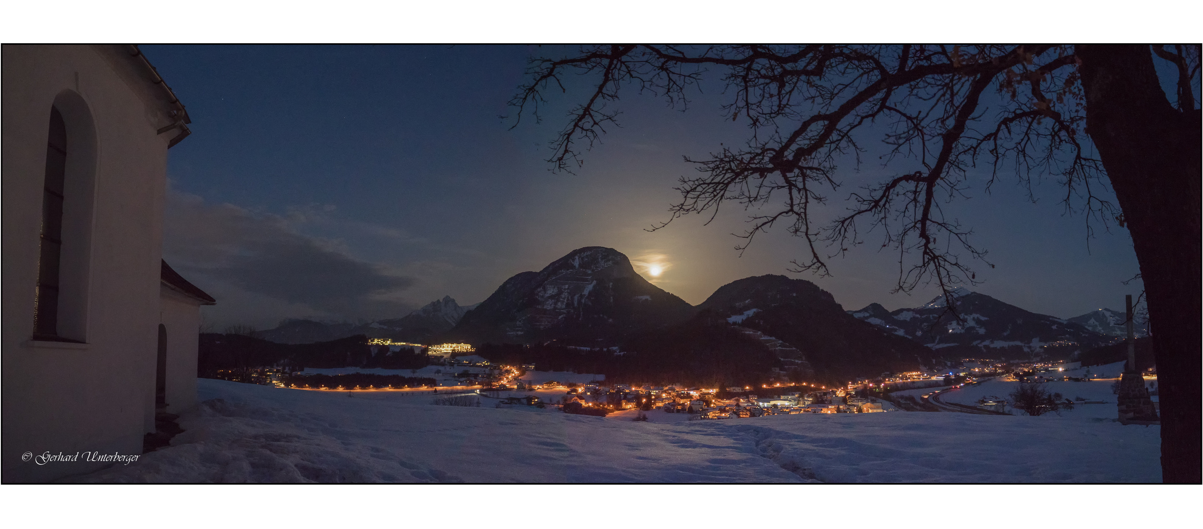 Super-Vollmond über den Bergen