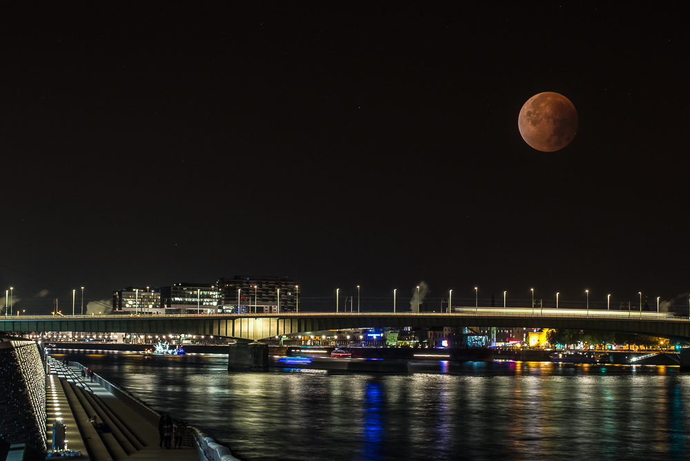 Superblutmond über Köln